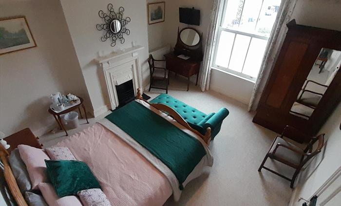 King size bed with Ensuite bathroom includes bath and shower